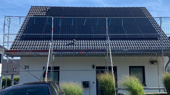 10 kWp Photovoltaik-Anlage mit Südausrichtung auf einem Einfamilienhaus