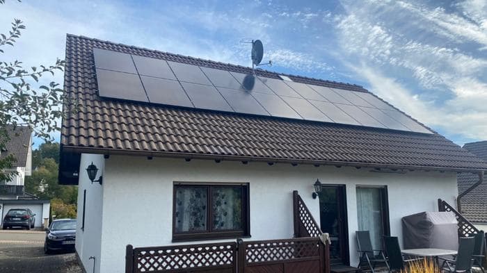 17 kWp Photovoltaik-Anlage mit Ost-West-Ausrichtung auf einem Einfamilienhaus